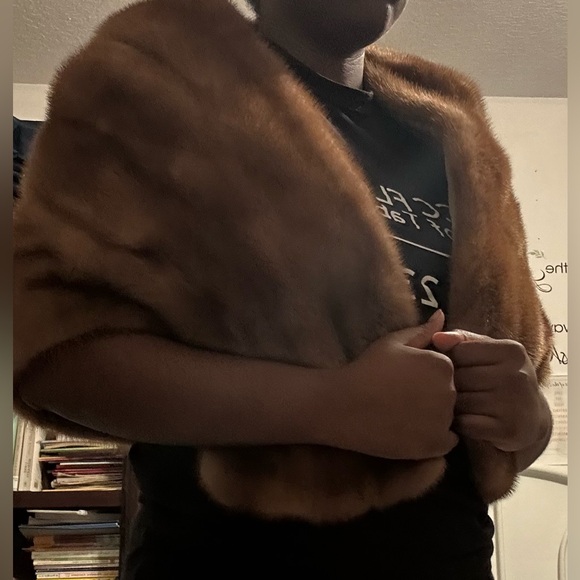Women’s Stylish Fur. Name Brand - Picture 4 of 4